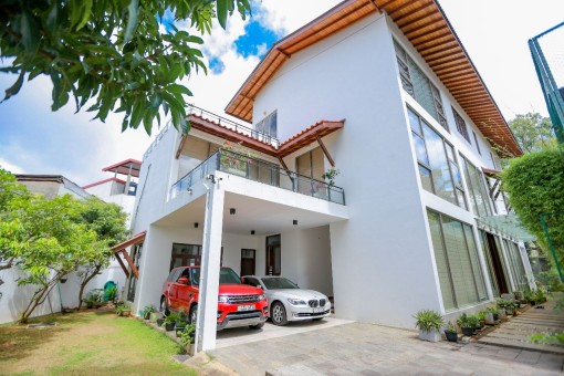 Morden architectural design luxury 5-Bedroom House in Nugegoda
